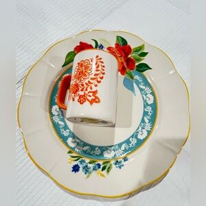 Pioneer Woman dinner plate + pepper shaker